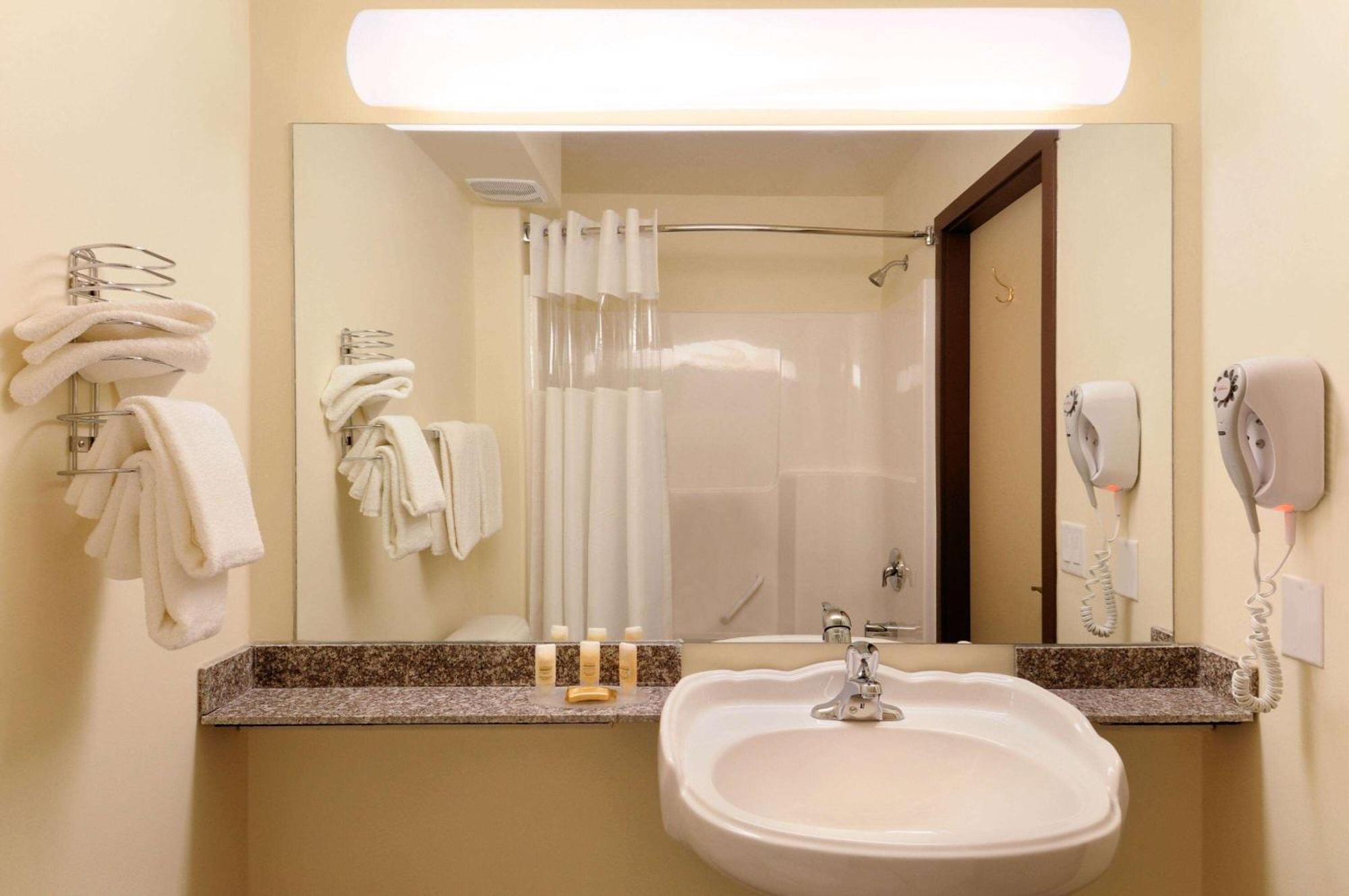 Days Inn By Wyndham Grande Prairie Buitenkant foto